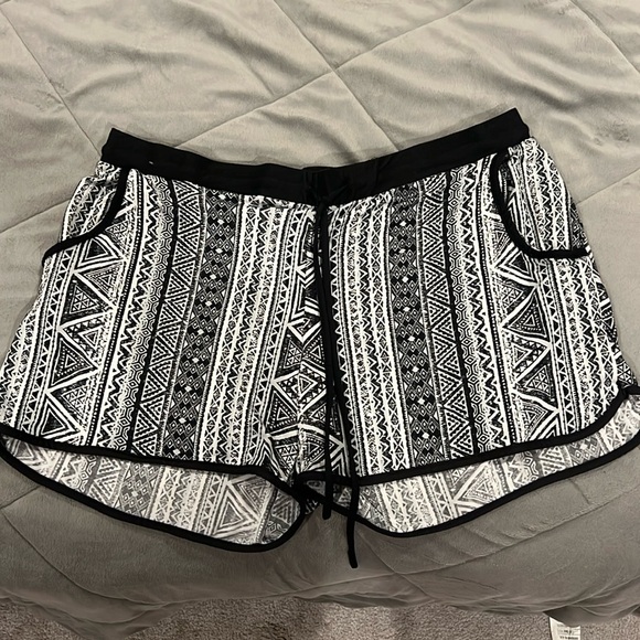 Aztec pattern shorts - Picture 1 of 2